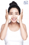배우 이유리는 최근 무스타입의 버블 클렌저 엑티젠을 론칭해 입소문을 타면서 온라인은 물론 홈쇼핑으로 빅 히트를 치고 있다.