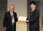 AAPPS 주최 국제학술대회 위원장인 쇼지 나가미야(Shoji Nagamiya) 박사가 건국대 박배호 교수(오른쪽)에게 상장을 수여하고 있다.