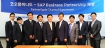 SAP코리아와 코오롱그룹 IT서비스 전문기업 코오롱베니트가 SAP 솔루션 사업에 대한 채널 파트너십을 체결했다. SAP코리아 이광재 전무(왼쪽 4번째)와 코오롱베니트 김성수 상무(