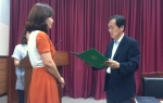 누리다문화학교 김선영 교장이 경기도교육청에서 협약서를 전달받고 있다.