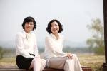 포크 여성 듀엣 이윤선(좌) 이정란이 80년대 빅히트 대학가요 고은희 이정란의 사랑해요를 28년만에 리메이크해 선보였다.