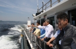 박승호 포항시장과 손재학 해수부 차관(오른쪽)이 적조현장을 방문해 피해상황을 확인하고 있다.