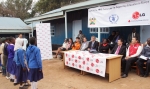 LG전자가 12일 케냐 나이로비의 키베라 지역에서 LG희망학교 개소식을 개최했다. 케냐 교육과학기술부 리차드 베리오 킵상 국장(오른쪽에서 네번째), 유엔세계식량계획 폴 턴불 케냐사