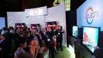 13일(현지시간) 뉴욕 맨해튼에서 열린 삼성 커브드 OLED TV 미국 미디어데이에 참석한 현지 미디어, 업계 관계자들이 커브드 OLED TV를 살펴보고 있다.