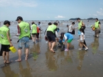 지역아동센터와 사회복무요원이 독산해수욕장에서 밀조개 체험하며 한마음 대회를 진행했다.