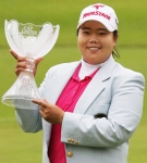 건국대 글로컬캠퍼스 골프부 소속 안선주 선수가 우승컵을 들고 있다.