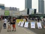 자원봉사자들이 대전역 앞에서 서명운동중이다.