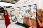 LG전자가 6일(현지시간) 독일 베를린 IFA 2013에서 세계최대 77형 울트라HD 곡면 올레드 TV를 전격 공개했다. 이 제품은 77형 올레드 패널, 획기적인 곡면 디자인, 초