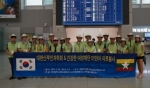 인천공항 발대식 사진. 고대구로병원 이재관교수, 조금준교수, 인하대학병원 민경진교수, 중앙대학병원 김동호교수, (의)엔티엘의료재단 신현수이사장, 인재근의원, 대한산부인과학회 김선행