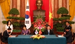 9일 오후(한국시간) 베트남 하노이 주석궁에서 박근혜 대통령과 쯔엉 떤 상 베트남 국가주석이 임석한 가운데 김용환 수출입은행장(사진 맨 왼쪽)과 딘라탄(Dinh La Thang) 