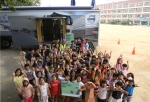 볼보트럭코리아가 동탄초등학교 학생들을 대상으로 실시한 투명안전우산 캠페인 행사 후, 기념촬영을 하고 있다.