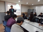 교육생들이 한국의 근대와 서대문형무소에 대하여 설명을 듣고 있다.