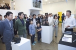 9월 26일 서울 청담동 갤러리 원에서 삼성전자가 디자인 인재육성 프로그램인 삼성디자인멤버십 20주년 기념 전시회를 실시해 참석자들이 멤버십 회원들의 작품을 둘러보고 있다. (왼쪽