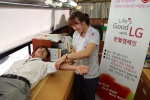 LG전자가 국내에서 17일까지 소셜미디어와 연계한 헌혈캠페인을 전개한다. 1일 오후 서울 여의도 트윈타워에서 LG전자 직원이 헌혈하는 모습.임직원이 헌혈하면 회사가 1만 원씩 기부