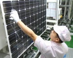 LG전자 구미 태양광 생산라인에서 태양광 모듈을 검사하고 있는 모습