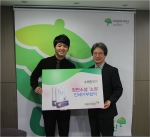 (좌)소설가 소재원, (우)초록우산 어린이재단 이충로 서울지역본부장이 8일(화) 오후 서울 양천구 초록우산 어린이재단 서울지역본부에서 최근 화제작인 영화 ‘소원’의 원작소설 <