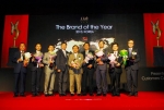 이장연 하나투어 CR전략본부장(사진 오른쪽에서 네번째)이 2013 올해의 브랜드 대상 수상 후 기념촬영에 임하고 있다.