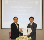 건국대 송희영 총장(왼쪽)이 대만 타이베이를 방문, 지난 9일(현지시각) 동오(東吳)대학 판웨이따(潘維大) 총장(오른쪽)과 두 대학간 학술교류와 학생교환 등 포괄적 교류협력 협약을