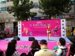 제2회 세계거리춤축제가 열린 12일 오후 서울 동대문구 장안로에서 바이올리니스트 박정은씨가 공연을 진행하고 있다.