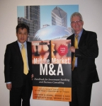 Michael Nall 회장과 이용상 회계사가 Chicago 소재 AM&AA 본부에서 Nall 회장의 저서를 들고 기념촬영을 하고 있다.