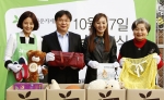 10월 17일 기증보따리 선포식에서 아름다운가게 홍보대사로 위촉된 배우 임정은 씨(왼쪽)