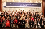 2013 서울민주주의네트워크의 아시아민주주의네트워크 출범식에서 아시아 20여개국의 운영위원을 비롯한 참석자들이 기념촬영을 하고 있다.