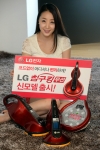 LG전자가 선을 없애 이동이 편리한 ‘무선 침구킹(모델명:VH9200DSW)’ 신제품을 출시한다. 무선 침구킹은 가볍게 들고 자유롭게 이동할 수 있어 집밖에 있는 유모차 등 청소도