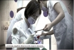 매직키스치과 정유미 대표원장이 안전한 장비하에서 치과시술을 진행 중이다.