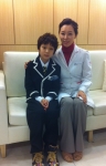 매직키스치과 정유미 대표원장이 SBS 꾸러기 탐구생활 요원과 함께 사진을 찍고 있다.