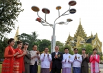 10월 31일(목) 미얀마 양곤의 쉐다곤 파고다에서 열린 아시아나 친환경 태양광 가로등 업무협약 체결 및 기증 행사에서 윤영두 아시아나항공 사장이 관계자들과 기념촬영을 하고 있다.