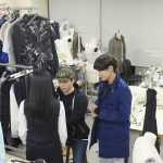 건국대 의상디자인전공 학생들은 전공을 살려 이웃을 돕기로 의기투합해 올해 서울·경기 지역 아동청소년 공동생활가정에 거주하는 학생들로 구성된 행복나무소년소녀합창단을 위한 맞춤형 단복