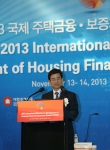 2013 국제 주택금융·보증제도 발전방안 세미나에서 개회사를 하고 있는 대한주택보증 김선규 사장