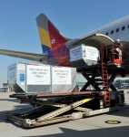 아시아나항공이 태풍 하이옌으로 피해를 입은 필리핀 재난지역에 긴급 구호 물품을 보낸다. 13일 인천국제공항에서 아시아나항공 직원들이 구호물품을 싣고 있다.