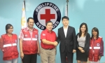 13일 저녁(현지시각) LG전자 남성우 필리핀 법인장(사진 우측에서 세 번째)이 필리핀 적십자사를 방문해 성금을 전달하고 적극적인 피해복구 지원을 약속했다. LG전자는 전기 수급을