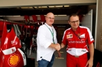 서킷 오브 더 아메리카스 (Circuit of The Americas track, 2013 F1 미국 그랑프리 개최지)에서 오클리의 CEO 콜린 베이든 (Colin Baden)과 