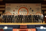 삼성동 코엑스 그랜드볼룸에서 열린 제 7회 국제 사이버 시큐리티 컨퍼런스 ‘ISEC 2013’에서 주요 관계자들이 개회식 기념사진을 찍고 있다.