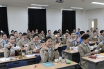 한국영상대 스튜어디스과 학생들이 환하게 웃고 있다.