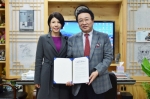 에코숨 대표 석주윤(좌), 경상북도문화콘텐츠진흥원장 김준한(우)