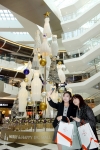 여의도에 위치한 IFC 몰은 매우 이색적인 초대형 드레스 트리로 방문객들의 눈길을 사로잡고 있다.