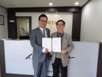 OK114 경남지사 최인준 대표(좌측)와 유니세프 부산사무소 신중민 소장(우측)은 11일 행복나눔프로젝트를 진행하기 위하여 협약을 맺었다.