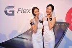 LG전자가 3일 홍콩의 차터 하우스 빌딩에서 현지 미디어를 초청한 가운데 LG G 플렉스 출시 행사를 열었다. 행사 도우미들이 G 플렉’를 선보이고 있다.