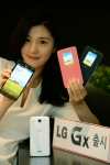 LG전자가 LG유플러스 전용 광대역 LTE기반의 라이프?춤형 스마트폰 LG Gx를 출시한다. LG전자 모델이 LG Gx를 들고 있다.