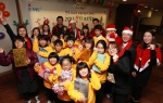 한국EMC 임직원들이 산타 프로젝트에 참석한 아이들과 함께 기념촬영을 하고 있다
