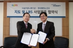 현대엠엔소프트와 다음커뮤니케이션이 17일 오전 서울 용산구에 위치한 현대엠엔소프트 본사에서 사업 제휴 협약을 위한 양해각서(MOU)를 체결했다. 사진은 현대엠엔소프트 유영수 대표이