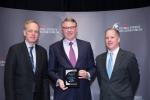 미국 뉴욕에서 열린 2013 Platts Global Energy Awards’에서 윌리엄 크레이튼 삼성엔지니어링 미국법인 마케팅 담당임원(가운데)이 CSR 부문 특별상을 받고 기