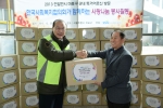차흥봉 한국사회복지협의회장(왼쪽)이 박도식 마포구독거노인복지센터장에게 어르신 식품꾸러미를 전달하고 있다.