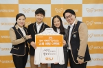 23일 오전 서울 송파구 오금동 스쿨룩스 매장에서 학부모 체험용 교복을 입은
부모와 자녀들이 기념 촬영을 하고 있다.