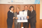 사진 왼쪽부터 EK티쳐 부원장 이은령, 원장 이순재, 홍보대사 유병현, 대표 유길상이 기념사진을 촬영하고 있다.