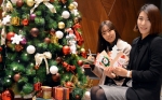 디큐브백화점은 크리스마스와 연말을 맞아 핫트랙스 초특가전을 진행하고 크리스마스 카드와 연하장을 20~30% 할인 판매한다.