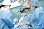 (가운데)신데렐라 성형외과 정종필 대표원장이 수술을 진행하고 있다.